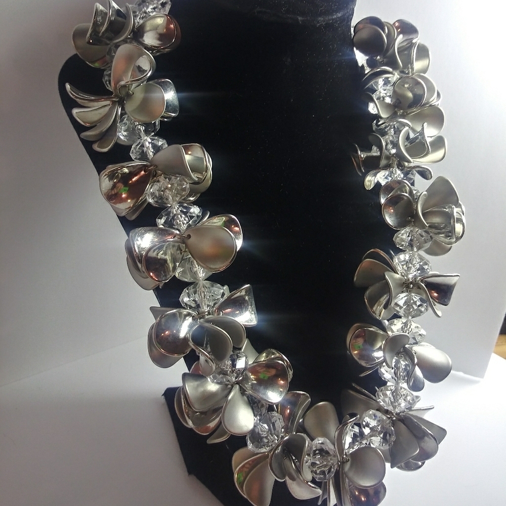 Silver lei style necklace